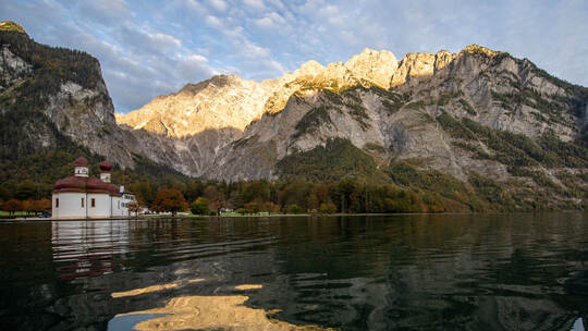 Der Landkreis Berchtesgaden in Bayern, im Bild der bei Touristen beliebte Königssee, steht kurz vor einem Lockdown.