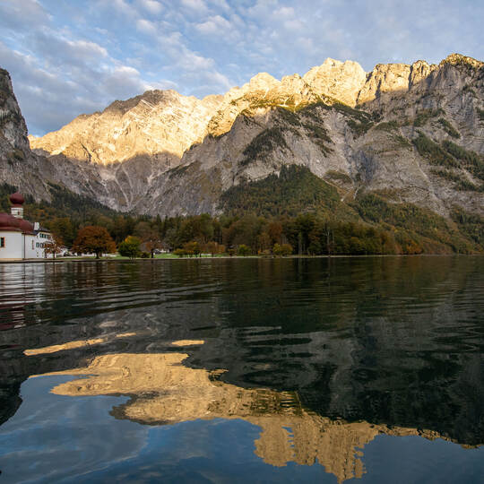 Der Landkreis Berchtesgaden in Bayern, im Bild der bei Touristen beliebte Königssee, steht kurz vor einem Lockdown.
