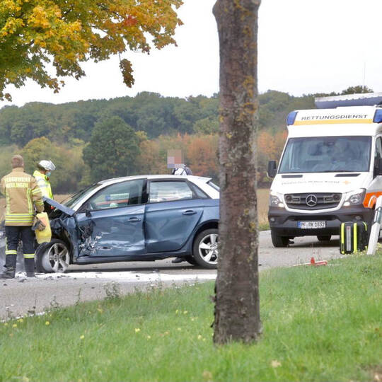 Aktuell staut sich der Verkehr auf der B294. Ein Auto war vermutlich in den Gegenverkehr geraten.