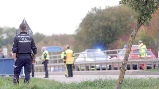 Aufgrund eines Großeinsatzes auf der Brücke über die A8 bei Pforzheim-Nord mussten am Mittwochnachmittag die Autobahn in beiden