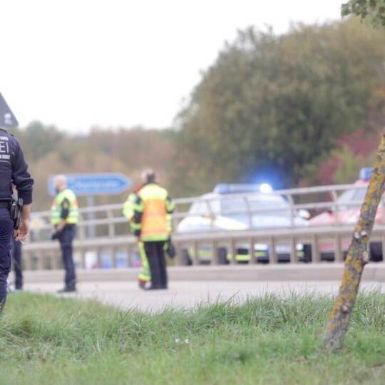 Aufgrund eines Großeinsatzes auf der Brücke über die A8 bei Pforzheim-Nord mussten am Mittwochnachmittag die Autobahn in beiden