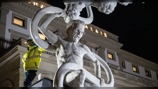 Ministerpräsident Winfried Kretschmann (Grüne) sieht seine Haltung zum umstrittenen Bahnprojekt Stuttgart 21 bei der neuen Skulp