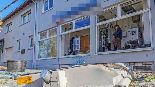 Durch die Wucht der Explosion wurde laut Polizei die Tür des Automaten durch die Glasfront der Bankfiliale auf die Straße geschl