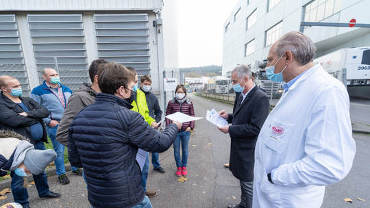 Landwirte übergeben bei landesweiter Aktion Forderungen an Müller Fleisch