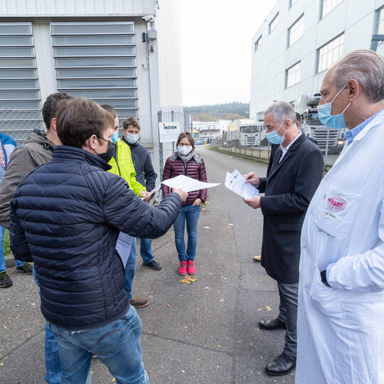 Landwirte übergeben bei landesweiter Aktion Forderungen an Müller Fleisch Landwirte übergeben bei landesweiter Aktion Forderungen an Müller Fleisch