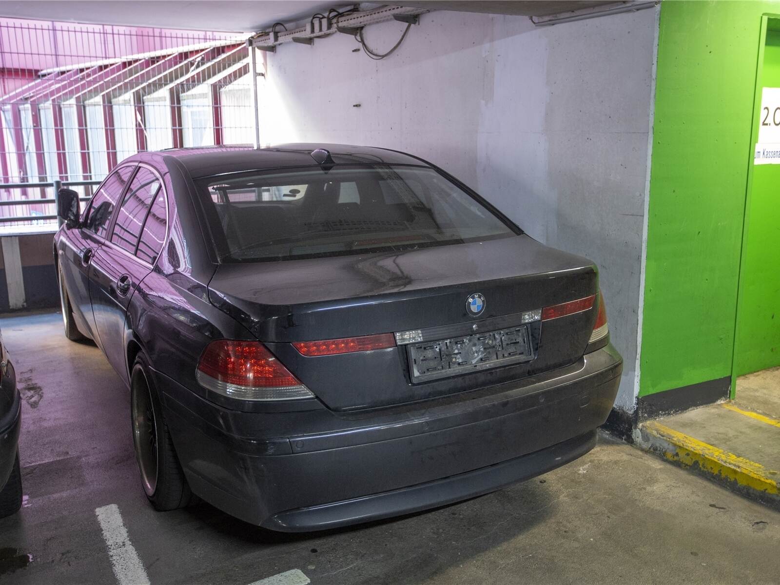 Wem gehört der BMW? Auto ohne Kennzeichen in Pforzheimer Parkhaus abgestellt Pforzheim