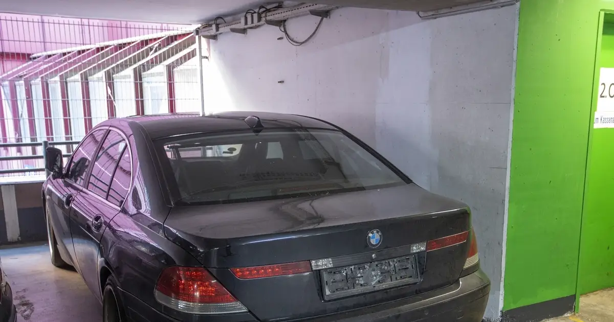 Wem gehört der BMW? Auto ohne Kennzeichen in Pforzheimer Parkhaus abgestellt Pforzheim