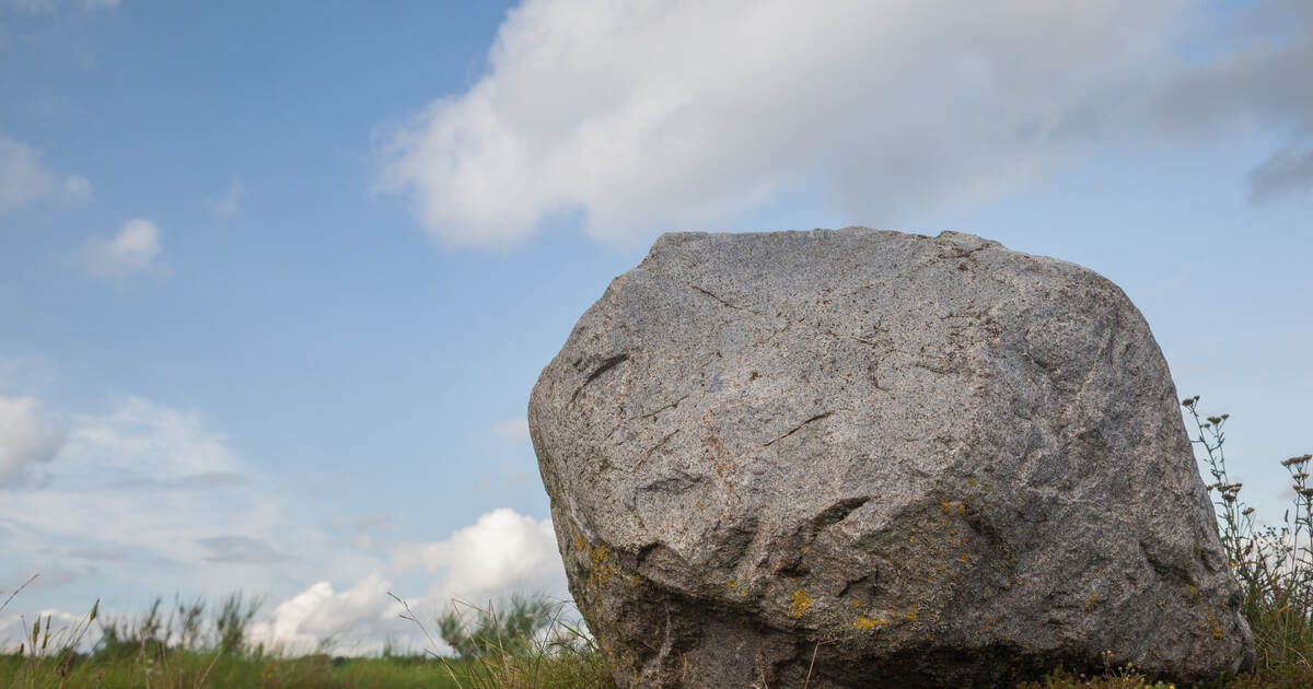AudiFahrer muss bei Unterreichenbach abbrechen und prallt gegen Stein Region