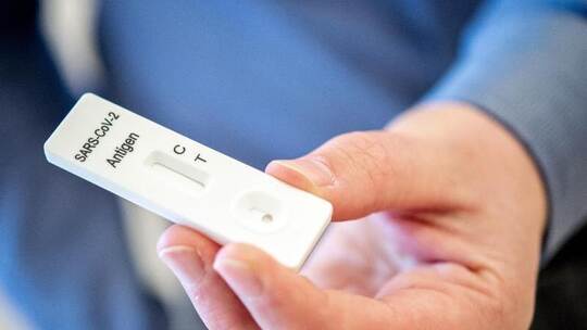 Ein Mann hält einen Schnelltest zur Erkennung des Coronavirus in den Händen. Foto: Hauke-Christian Dittrich/dpa