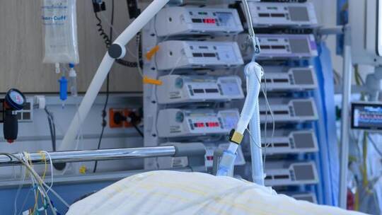 Ein 90-jähriger Mann aus Pforzheim ist in einer Klinik in Zusammenhang mit COVID-19 verstorben, wie das Gesundheitsamt mitteilt. Ein 90-jähriger Mann aus Pforzheim ist in einer Klinik in Zusammenhang mit COVID-19 verstorben, wie das Gesundheitsamt mitteilt.