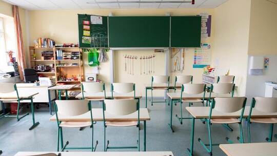 Klassenraum in einer Grundschule in Lemwerder. Lehrer und Schüler sollen sich in den kommenden Monaten dick anziehen. Fo Klassenraum in einer Grundschule in Lemwerder. Lehrer und Schüler sollen sich in den kommenden Monaten dick anziehen. Fo