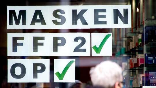 In einem ersten Schritt sollen ab Dienstag über 60-Jährige und Menschen mit bestimmten chronischen Erkrankungen drei Mas In einem ersten Schritt sollen ab Dienstag über 60-Jährige und Menschen mit bestimmten chronischen Erkrankungen drei Mas
