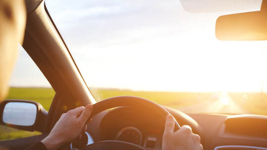 Auto_auf_Feldweg_Symbolbild Auto_auf_Feldweg_Symbolbild