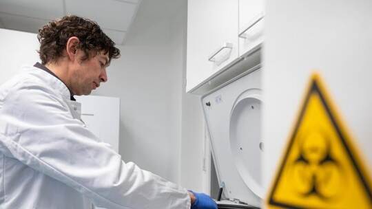 Christian Drosten, Direktor des Instituts für Virologie an der Charité in Berlin, steht im Institut für Virologie an der