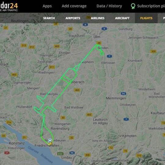 Pilot fliegt Umrisse einer Impfspritze am Himmel über Baden-Württemberg