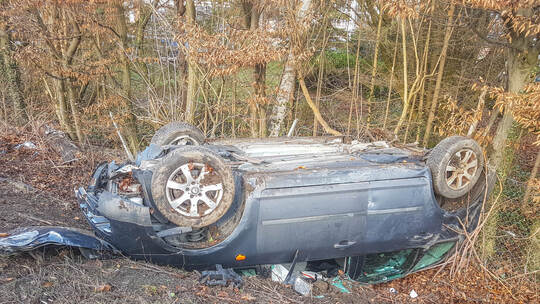 B10 nach Unfall bei Mühlacker gesperrt - Polizei sucht mit Hubschrauber nach flüchtigem Insassen des Unfallautos B10 nach Unfall bei Mühlacker gesperrt - Polizei sucht mit Hubschrauber nach flüchtigem Insassen des Unfallautos