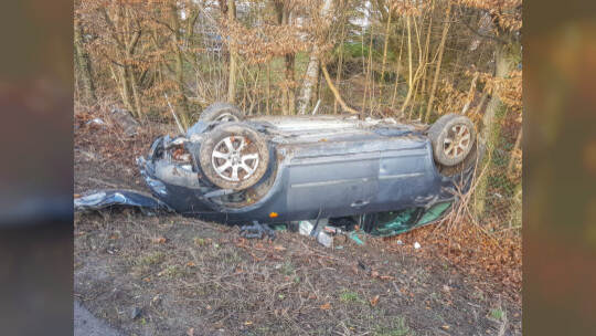 B10 nach Unfall bei Mühlacker gesperrt - Polizei sucht mit Hubschrauber nach flüchtigem Insassen des Unfallautos