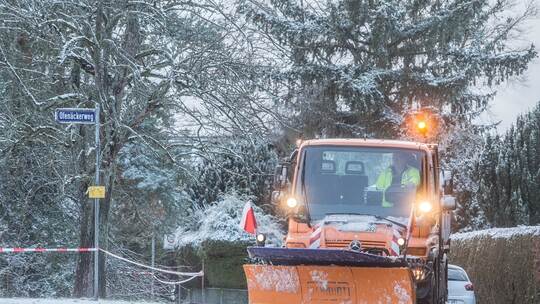 Glatteis und Schneefall haben in der Nacht zu Mittwoch den Autofahrern in Baden-Württemberg einige Probleme bereitet.