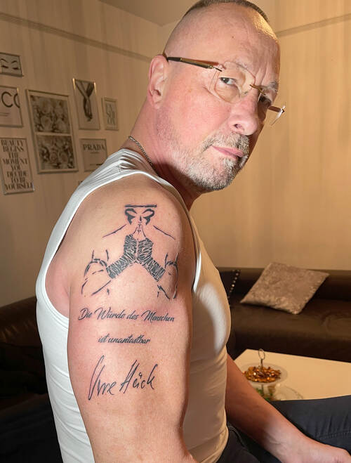 Tattoo Mit Botschaft Uwe Huck Tragt Teil Des Grundgesetzes Auf Dem Oberarm Pforzheim Pforzheimer Zeitung