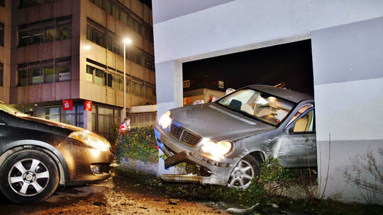 Verkehrsinsel wird zur Schanze: Auto verkeilt sich in Haus