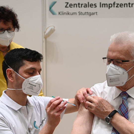 Kretschmann erhält erste Impfung gegen das Coronavirus