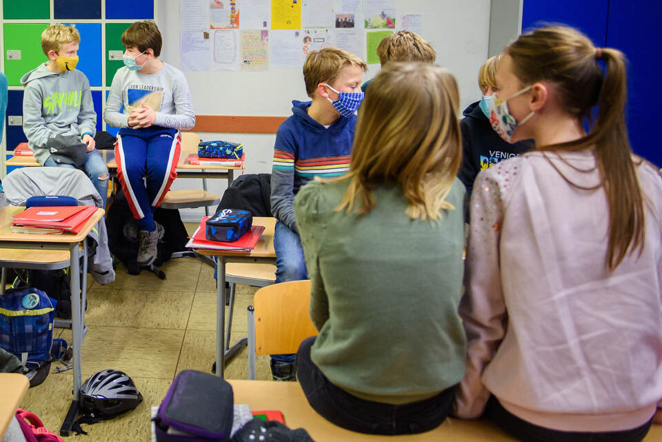 Schüler mit Masken