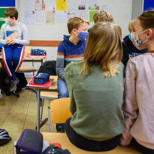 Schüler mit Masken