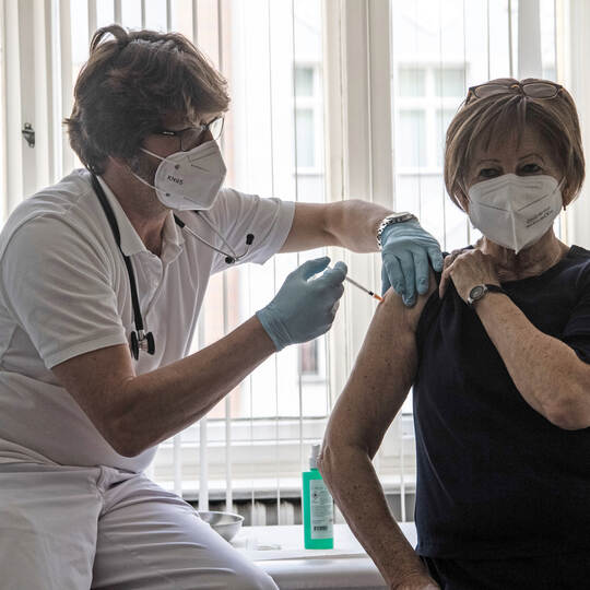 Coronavirus - Hausarzt impft gegen Corona