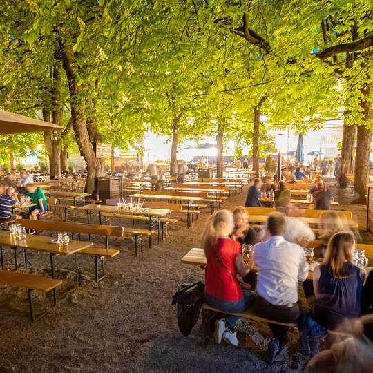 Biergarten bei Nacht