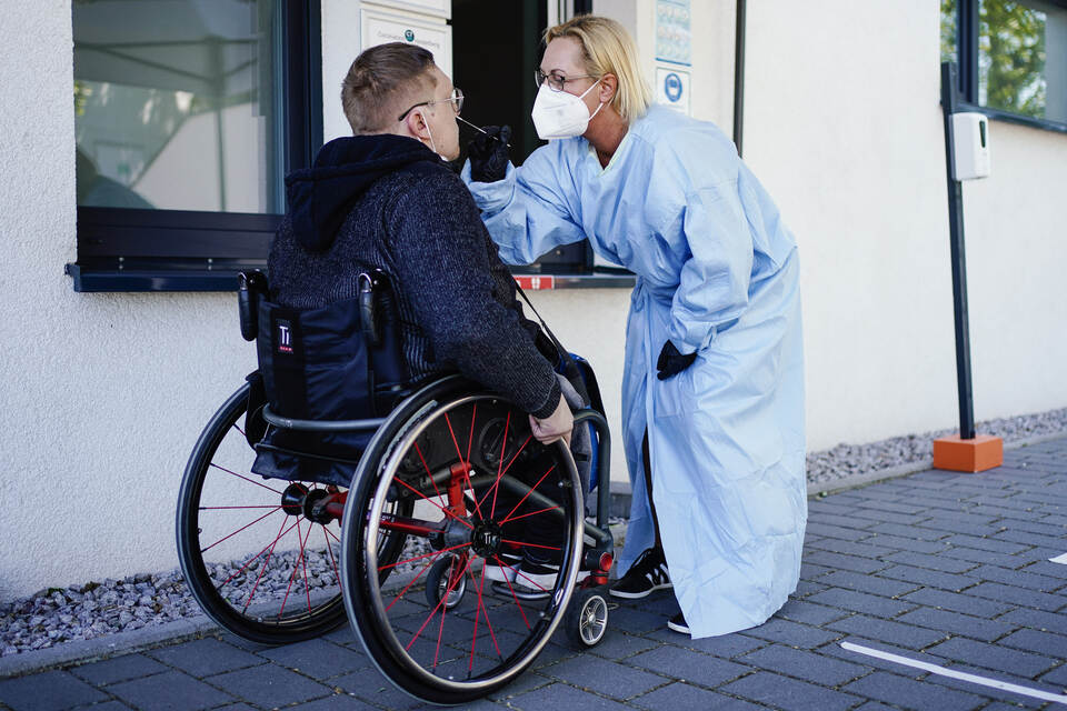 Schutzkittel statt Reizwäsche Bordell bietet CoronaTests an Baden