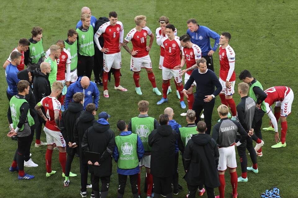 Nach Vorfall Bei Em Spiel Danemark Finnland Viel Empathie Mitgefuhl Und Zusammenhalt Sport Pforzheimer Zeitung