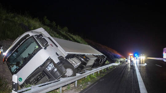 LKW kippt auf der A8 im Graben um und verkeilt sich in Leitplanke