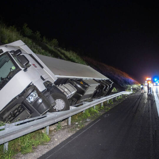 LKW kippt auf der A8 im Graben um und verkeilt sich in Leitplanke