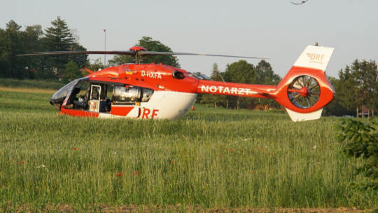 Muehlacker-Grossglattbach: schwerer Verkehrsunfall zwischen Roller und Trakor - Person in Lebensgefahr