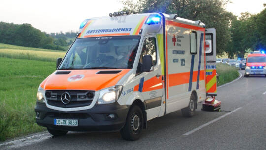 Muehlacker-Grossglattbach: schwerer Verkehrsunfall zwischen Roller und Trakor - Person in Lebensgefahr