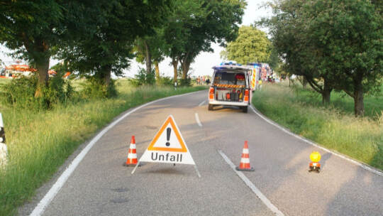 Muehlacker-Grossglattbach: schwerer Verkehrsunfall zwischen Roller und Trakor - Person in Lebensgefahr