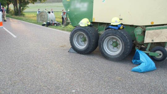 Muehlacker-Grossglattbach: schwerer Verkehrsunfall zwischen Roller und Trakor - Person in Lebensgefahr