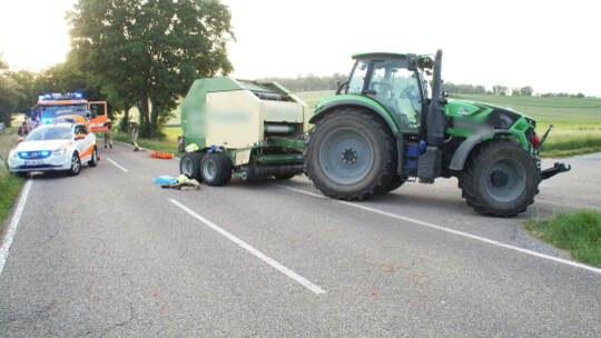 Muehlacker-Grossglattbach: schwerer Verkehrsunfall zwischen Roller und Trakor - Person in Lebensgefahr