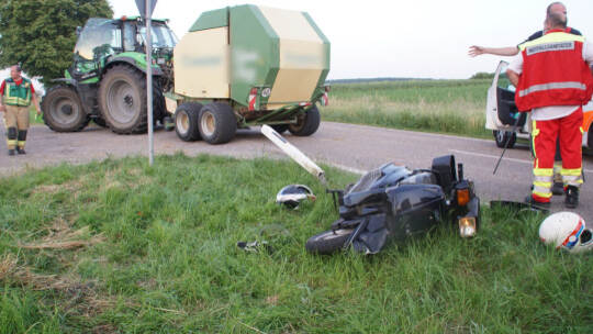 Muehlacker-Grossglattbach: schwerer Verkehrsunfall zwischen Roller und Trakor - Person in Lebensgefahr
