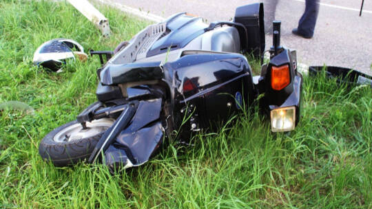 Muehlacker-Grossglattbach: schwerer Verkehrsunfall zwischen Roller und Trakor - Person in Lebensgefahr