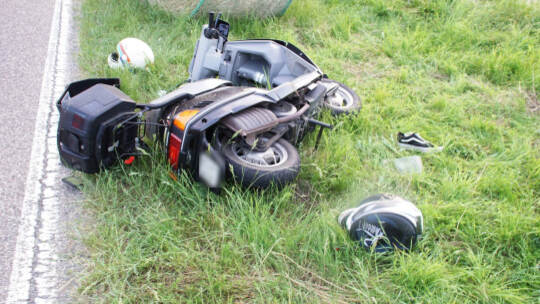 Muehlacker-Grossglattbach: schwerer Verkehrsunfall zwischen Roller und Trakor - Person in Lebensgefahr