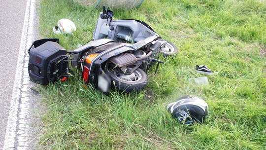 Muehlacker-Grossglattbach: schwerer Verkehrsunfall zwischen Roller und Trakor - Person in Lebensgefahr
