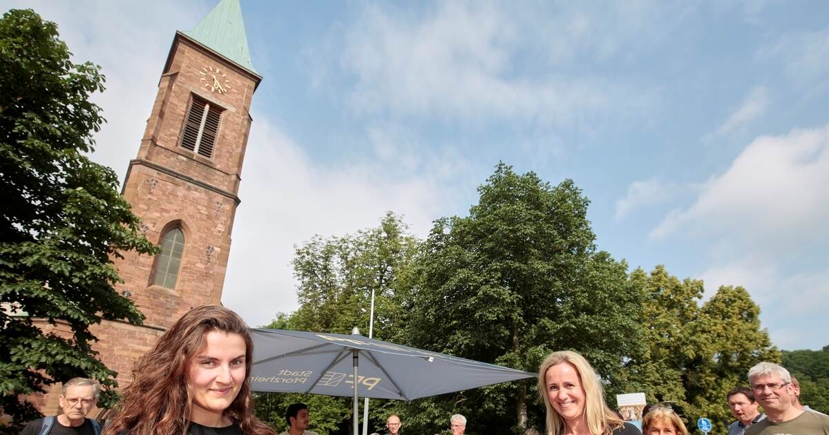  Teilnehmer von Pforzheimer Genusstour lassen sich Stadt...