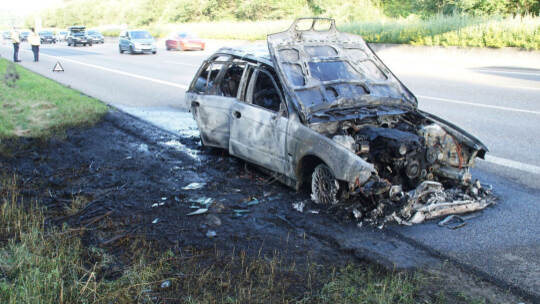 Pforzheim: Pkw Vollbrand auf der A8