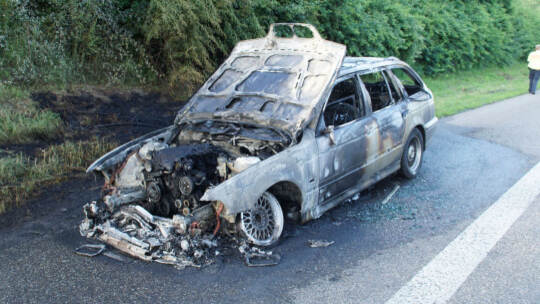 Pforzheim: Pkw Vollbrand auf der A8