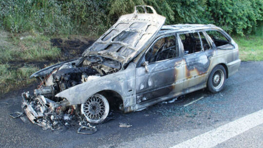 Pforzheim: Pkw Vollbrand auf der A8