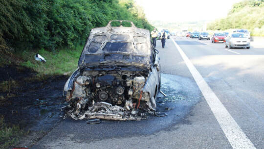 Pforzheim: Pkw Vollbrand auf der A8