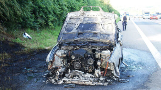 Pforzheim: Pkw Vollbrand auf der A8