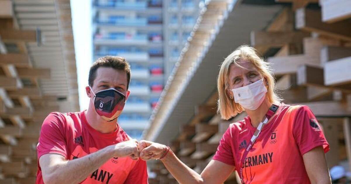 Ludwig und Hausding deutsche Fahnenträger in Tokio ...