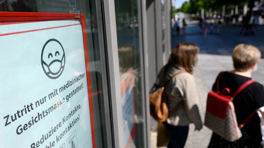 Coronavirus - Maskenpflicht beim Einkaufen in Dresden